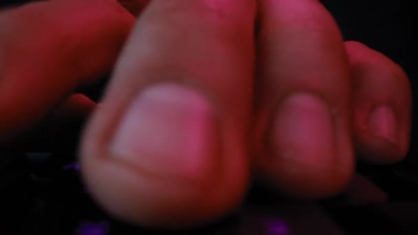 Freelancer Fingers Mecanografía Noche retroiluminada Futuro oscuro de la tecnología Machine Learning Slow Motion Macro 8k — Vídeo de stock