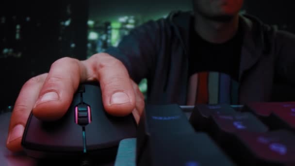 Enterpreneur doigts dactylographier sur ordinateur tard dans la nuit à la maison technologie de travail à distance futuriste Ai ralenti Macro 8k — Video
