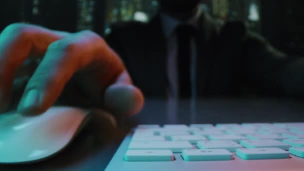 Doigts d'homme d'affaires codage sur clavier d'ordinateur au bureau de nuit avenir et technologie apprentissage automatique ralenti Macro 8k — Video