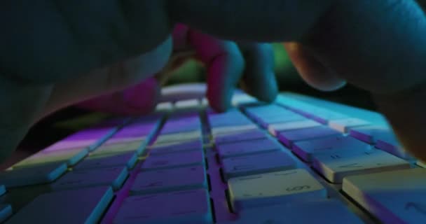 Programador especialista mãos digitando digitando em um teclado noite tardia em casa. Noite Downtown Futuro e Tecnologia Rede Neural Slow Motion Macro 8k — Vídeo de Stock