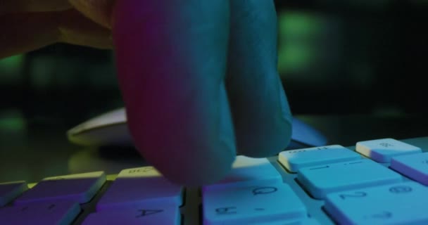 Biznes Man Fingers kodowanie na klawiaturze komputerowej późno w nocy w domu. Night Downtown Quantum Komputery Cyberbezpieczeństwo Slow Motion Makro 8k — Wideo stockowe