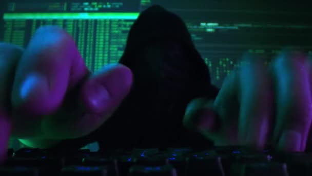 Anonyme pirate dactylographier sur un clavier sombre sombre avenir de la technologie Machine Learning ralenti Macro 8k — Video