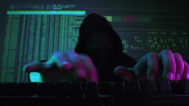 Hooded Hacker Fingers Codering op Computer Toetsenbord laat op de avond thuis Hacken van het systeem Machine Learning Slow Motion Macro 8k — Stockvideo