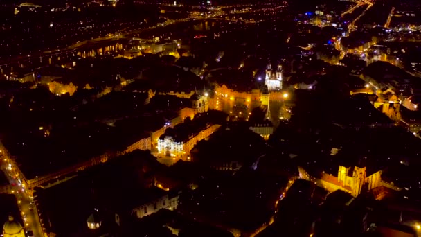 Drohnenflug über Europa Stadtlandschaft nach Sonnenuntergang Stadtverkehr leuchtet modernes Leben in Zeitlupe — Stockvideo