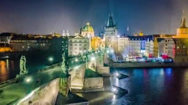 Lot dronem Timelapse nad Europejskim Mostem Miejskim Praga Po zachodzie słońca Wakacje Śródmieście Styl życia Low Light Hdr — Wideo stockowe