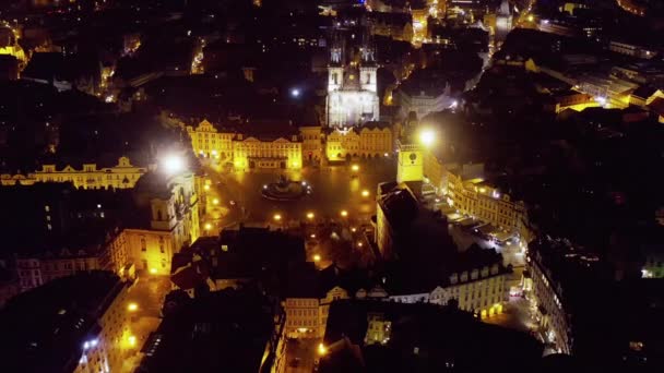 无人机飞越欧洲天际线在夜间艺术史度假市中心低光慢动作的生活方式 — 图库视频影像