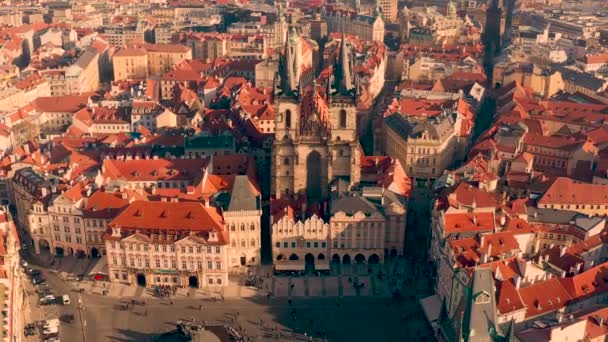 Hiperlapso aéreo de la ciudad europea en el centro al atardecer Sunruse City semáforos humanidad cámara lenta baja luz — Vídeos de Stock