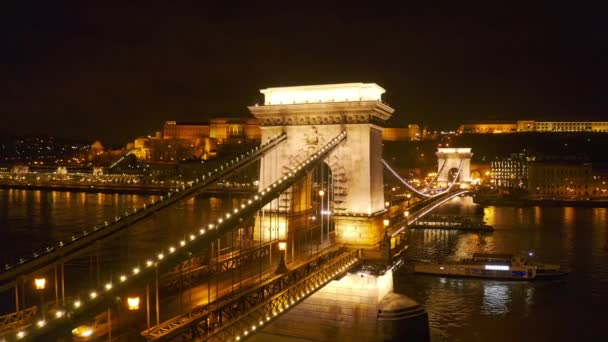 Vuelo en avión no tripulado sobre puente europeo de la ciudad en la noche Historia del arte Vacaciones Downtown Lifestyle In Low Light Slow Motion — Vídeo de stock