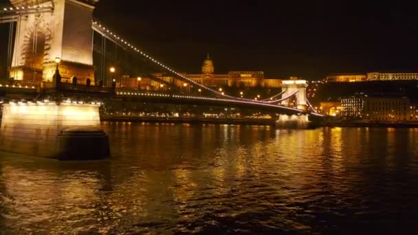 Vuelo de aviones no tripulados sobre Europa Puente Paisaje urbano en el semáforo nocturno de la ciudad Vida moderna en cámara lenta con poca luz — Vídeos de Stock