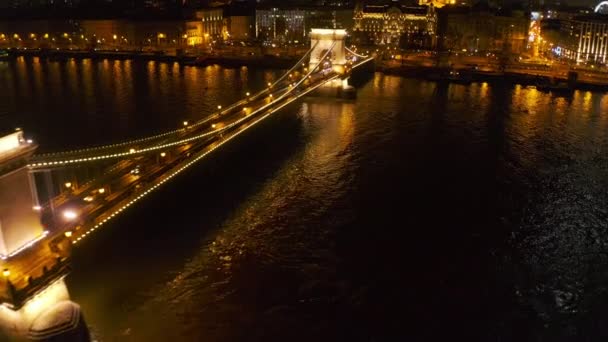 Luchtfoto van de Europese brug Skyline 's nachts kunstgeschiedenis vakantie mensheid in weinig licht Slow Motion — Stockvideo