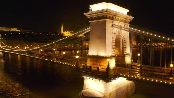 Drone Flight Over Europe Bridge Stadslandskap efter solnedgången Natttransport Mänsklighet i låg ljus Slow Motion — Stockvideo