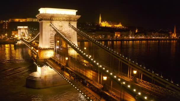Luchtfoto van Europa City Bridge Boedapest na zonsondergang Vakantie in het centrum Lifestyle In Low Light Slow Motion — Stockvideo