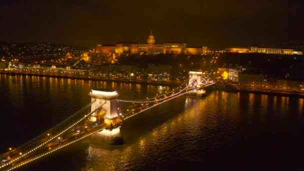 Voo aéreo sobre a Europa Ponte Paisagem urbana no transporte noturno Arquitetura gótica em câmera lenta de baixa luz — Vídeo de Stock