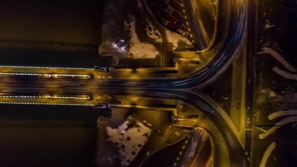 Letecký hyperlapse Flight Over City Bridge na večerní semafory Doprava Humanity Low Light Hdr — Stock video