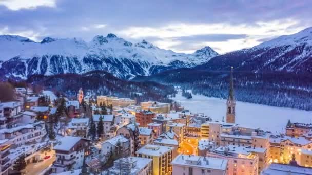 Luftaufnahme einer kleinen Bergstadt Szenische Winterstadt Alpines Abenteuer Epos Schweiz Paar Rückzugskonzept — Stockvideo