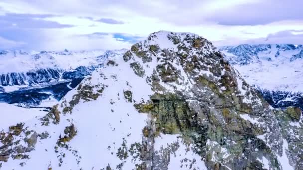 Aerial around Beautiful Mountain Peak Winter Adventure Ski Holiday Adventure Christmas Holiday Concepto de filosofía espiritual — Vídeo de stock