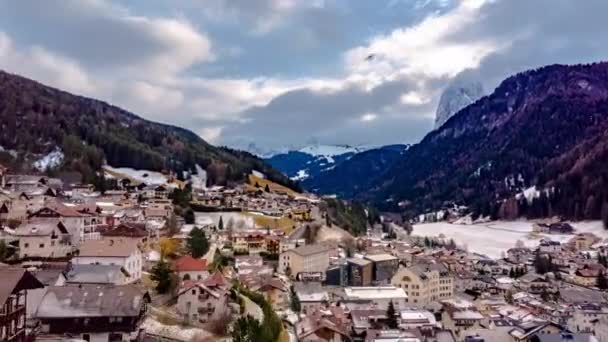 Aerial of Beautiful Mountain Town Zima W Alpach Szwajcarskich Ski Holiday Adventure Boże Narodzenie Para wypoczynkowa Retreat Concept — Wideo stockowe