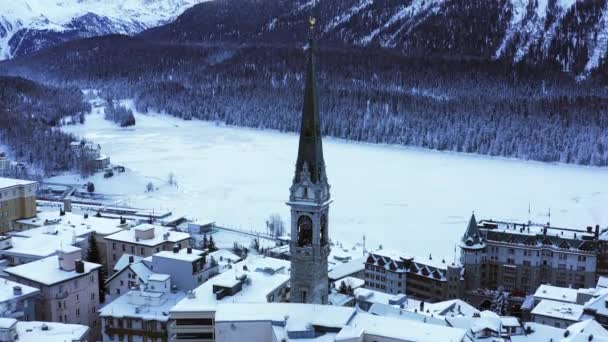 Aerial Of Small Mountain Town Aventura de invierno Aventura épica Vacaciones Romántico Humor Concepto de espiritualidad — Vídeo de stock