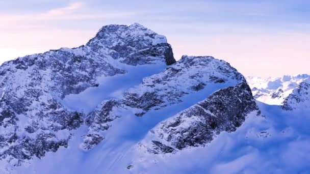 Plano aéreo de los picos de nieve hito de invierno épica aventura navideña navidad espíritu filosofía concepto — Vídeo de stock