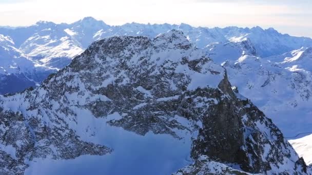 Vuelo aéreo sobre nevado Mountain Ridge Aventura de invierno Aventura épica de vacaciones Glaciar de gran altura Concepto de existencia humana — Vídeo de stock