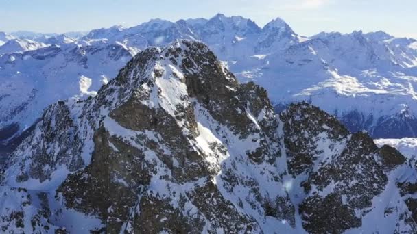 Vol Aérien Autour De Belle Montagne Peak Snowing Scenic Sommet D'hiver Epic Holiday Adventure Noël Spiritualité Concept — Video