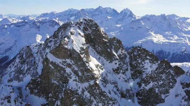 Vuelo aéreo alrededor del hermoso pico de montaña nevando Escénica cumbre de invierno épica aventura navideña vacaciones espiritualidad concepto — Vídeo de stock