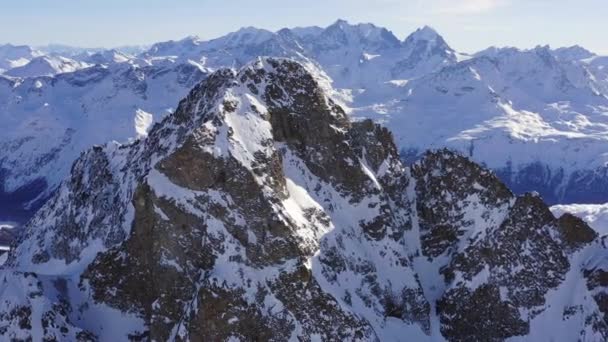 Vuelo aéreo alrededor del pico épico de la montaña Aventura de invierno Aventura de esquí Aventura épica Suiza Concepto de existencia humana — Vídeo de stock