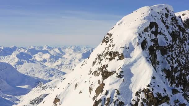 Tiro aéreo de picos de neve inverno em Alpes suíços Épico férias aventura Natal férias espiritualidade conceito — Vídeo de Stock