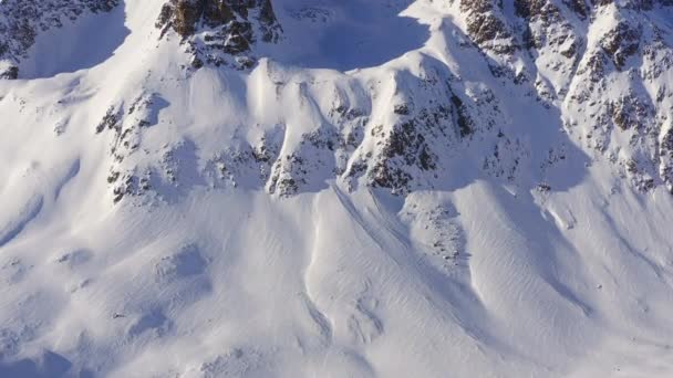 Летающие по воздуху красивые горы Зима в швейцарских Альпах Эпический праздник Приключения Рождественский праздник Концепция человеческого существования — стоковое видео