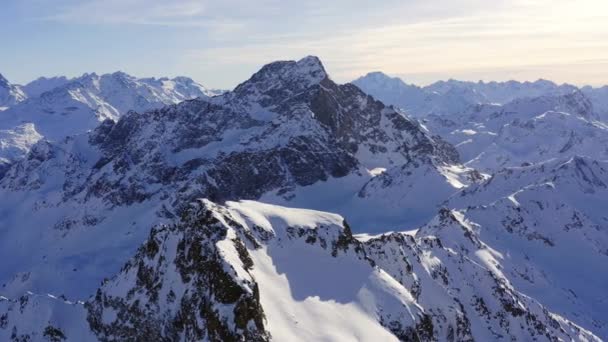 Aerial Epickiego pasma górskiego Zimowy punkt orientacyjny Ski Holiday Adventure Epicka koncepcja filozofii Szwajcarii — Wideo stockowe