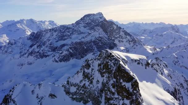 Vuelo aéreo sobre la cordillera épica Escénica Cumbre de invierno Aventura de esquí épica Suiza Concepto de filosofía espiritual — Vídeo de stock