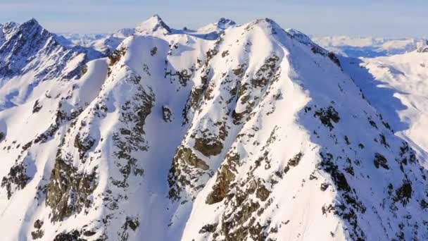 空中飞越史诗山脉风景冬季峰顶史诗假日冒险圣诞假期人类生存的概念 — 图库视频影像