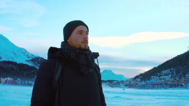 Ung man vandrar ensam på snötäckt sjö kontemplera ensamhet isolering koncept Vinter semester Ski Retreat — Stockvideo