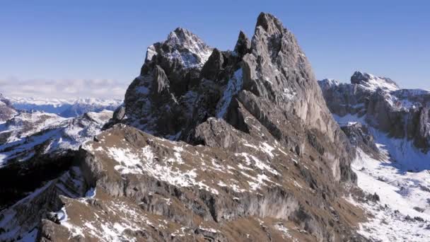 Plano aéreo de hermosas montañas hito de invierno Dolomitas épica aventura de vacaciones glaciar de gran altura concepto de existencia humana — Vídeo de stock