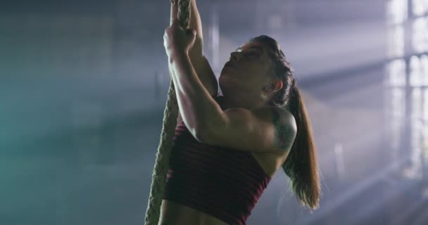 Atrakcyjne muskularne kobieta kulturysta robi liny wspinaczka w pomieszczeniach Aktywny styl życia Trwałość Crossfit Focus Sukces Concept 4k — Wideo stockowe