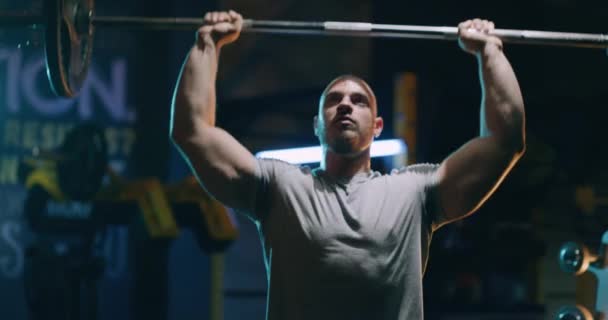 決定された筋肉の男性フィットネスボディビルダーバーベルトレーニング屋内フィットネストレーニング決定チャレンジ健康志向のフィットネスコンセプト4k — ストック動画