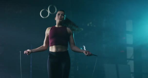Привабливі м'язисті жінки кардіо тренування зі стрибком мотузка спортивний центр кросфіт кардіо тренувань наполегливість кросфіт концепція успіху 4k — стокове відео