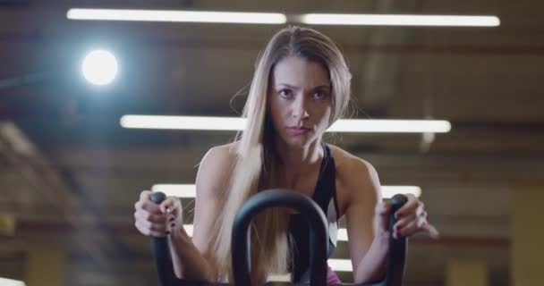 Ελκυστική Fitness Γυναίκα Closeup Χρησιμοποιώντας Γυμναστήριο Bike Sports Center Fitness Cardio Training Επιμονή Υγεία Εστιασμένη Fitness Concept 4k — Αρχείο Βίντεο
