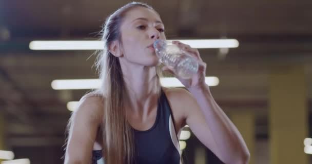 Vonzó Fitness Nő Közelkép Helyhez kötött Kerékpár Gyakorlat Ivóvíz Fitneszközpont Aktív életmód Koncentráció Egészség Fókuszált Fitness Concept 4k — Stock videók