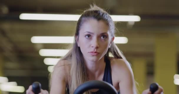 Hareketsiz Bisiklet Spor Merkezi Kardiyo Eğitimi Sabit Sağlık Odaklı Fitness Konsepti 4k 'te Çekici Fitness Kapanış Spor Salonu — Stok video