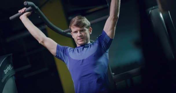 강력 한 핸섬 남성 클로즈업 드래그 다운 머신을 사용하여 운동 스포츠 센터 활동적 인 생활 스타일 집중 보건 초점 Fitness Concept 4k — 비디오