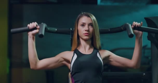 Giovane donna in forma spalla Abbattere la macchina presso la palestra Salute di persistenza di vita sana Concetto di fitness 4k — Video Stock