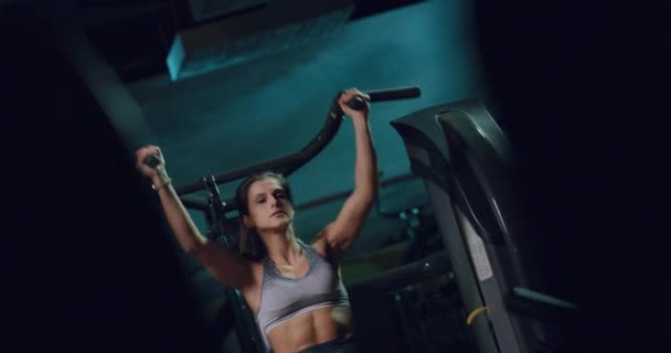 Vacker atletisk kvinna tränar på lat pull down maskin inomhus hälsosamt liv koncentration hälsa fokuserad Fitness Concept 4k — Stockvideo