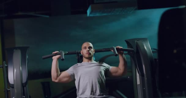 Junge muskulöse männliche Sportler Nahaufnahme Schulter nach unten ziehen Machine Sports Center Functional Training Motivation Gesundheit Fokussiertes Fitness-Konzept 4k — Stockvideo