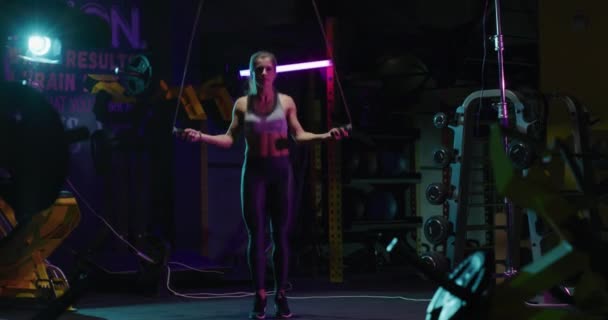 Fit Sporty Γυναίκα κάνει άλμα Rope Ασκήσεις στο γυμναστήριο Fitness Training Προσδιορισμός πρόκληση Υγεία Εστιασμένη Fitness Concept 4k — Αρχείο Βίντεο