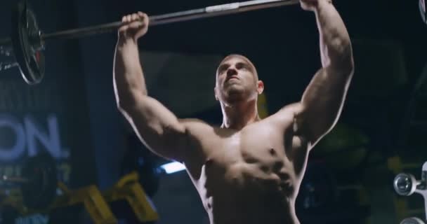 แข็งแรงกล้ามเนื้อชาย Bodybuilder เสื้อบาร์เบลล์ออกกําลังกายศูนย์ออกกําลังกายการฝึกอบรมความเข้มข้นความแข็งแรงความอดทนสุขภาพโฟกัสออกกําลังกายแนวคิด 4k — วีดีโอสต็อก