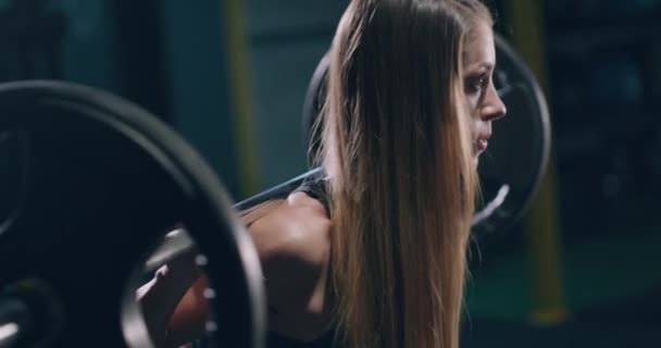 年轻健康女子杠铃健身服装体育中心积极的生活方式运动服集中力量持久健康健康健康为重点的健身概念4k — 图库视频影像