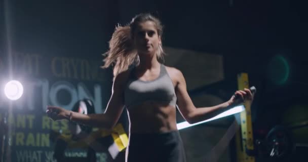 美丽的女运动员跳绳运动体育中心功能训练集中健康为重点的健身理念4k — 图库视频影像