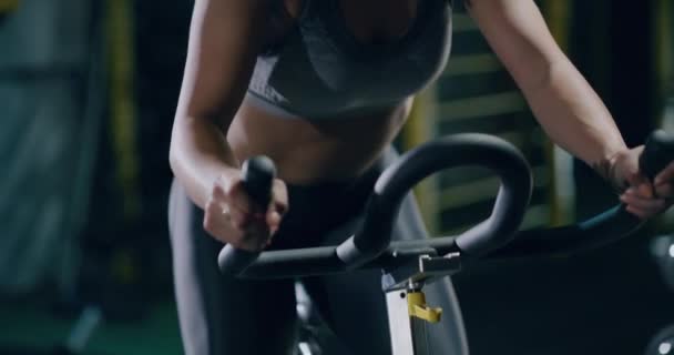 Fit Спортивні жіночі вправи на стаціонарному велосипеді крупним планом Фітнес центр Фітнес тренування мотивація здоров'я орієнтована фітнес концепція 4k — стокове відео