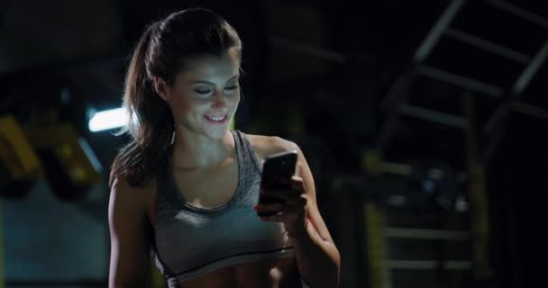 Fit Sporty Γυναίκα έχοντας ένα διάλειμμα Έλεγχος κοινωνικών δικτύων Γυμναστήριο Active Lifestyle Leisure Fitness Technology Concept 4k — Αρχείο Βίντεο